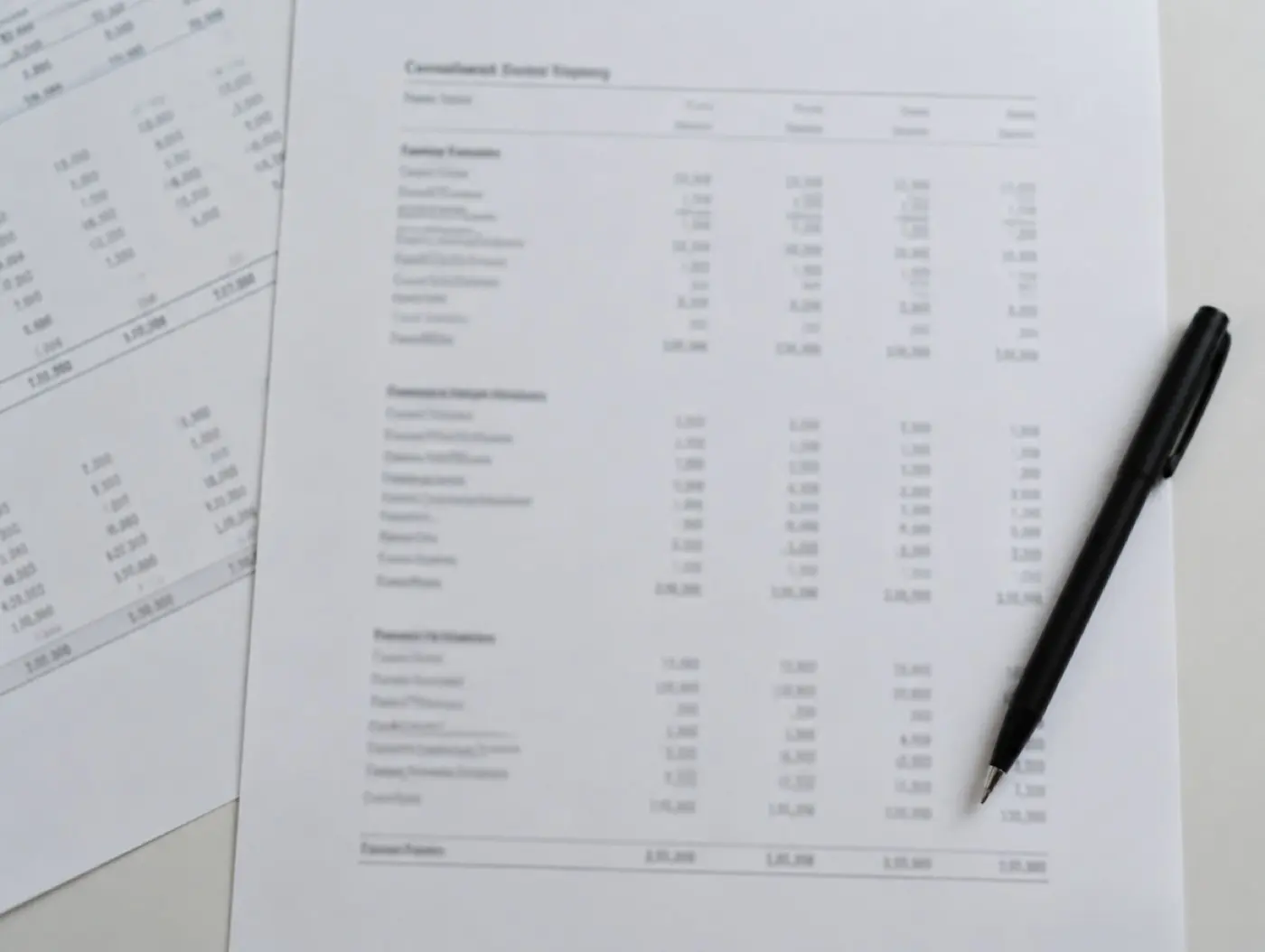 Wydruk zestawień finansowych na biurku